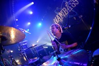 SAMBU（Dr, Cho / NAMBA69）（撮影：半田安政［showcase］）