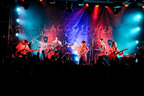 「LACCO TOWER結成16周年特別企画『第4回黒白歌合戦』～白の日～」の様子。（Photo by Masanori Fujikawa）