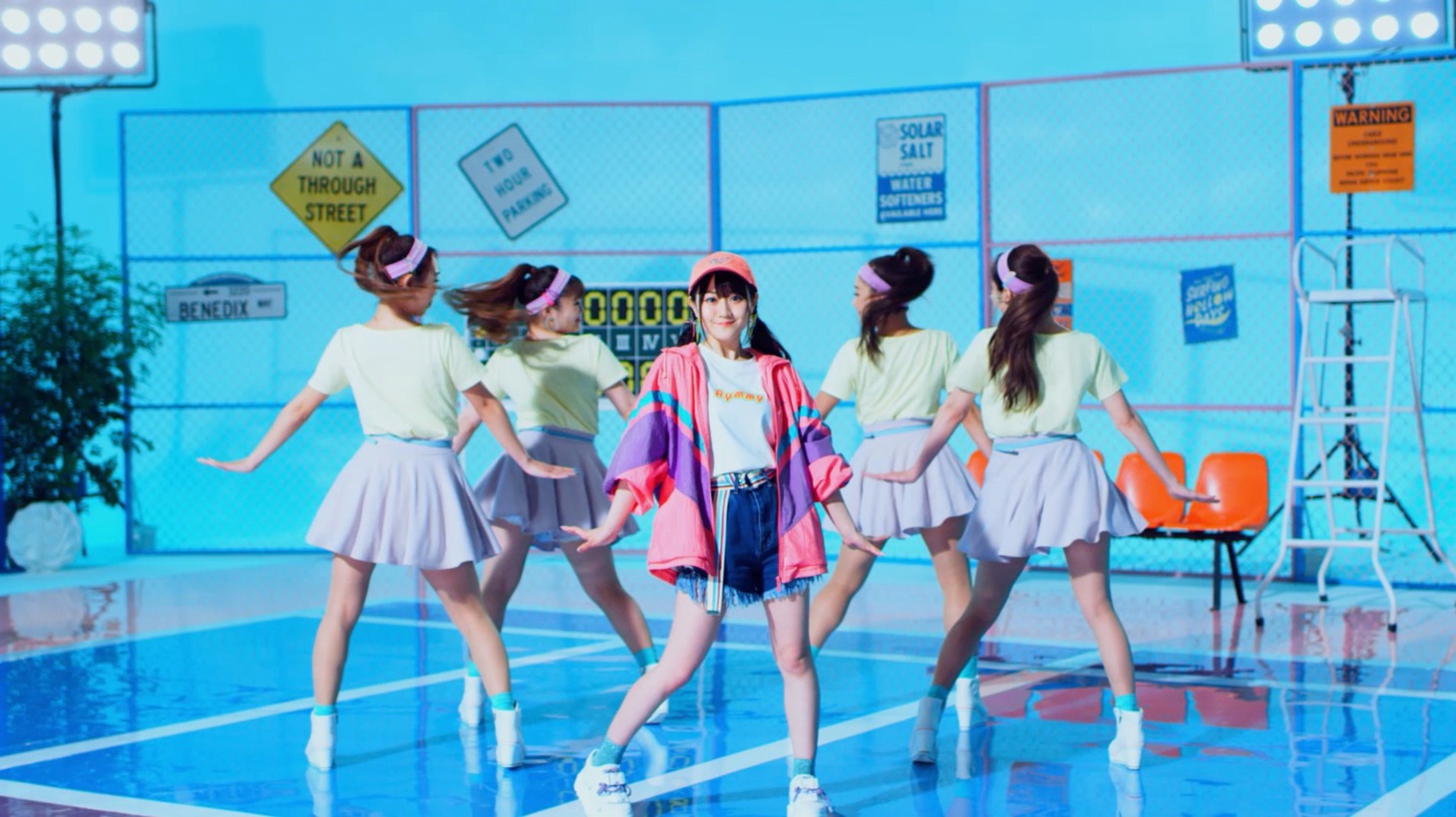 小倉唯「Love Me × Love Me」ミュージックビデオより。