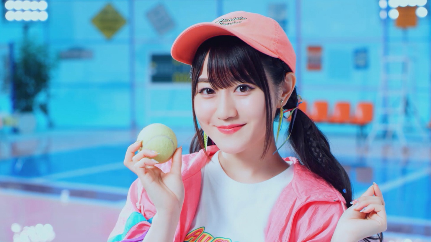小倉唯「Love Me × Love Me」ミュージックビデオより。