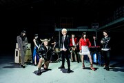 THE 夏の魔物。右から3番目が泉茉里。