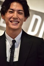 カイにメイクを施されたユースケ。