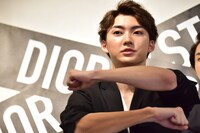 メイクした右腕と左腕の違いを見せるユーキ。