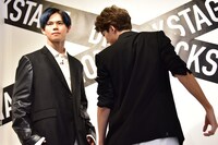 「NYLON」誌面に掲載されるカットを再現するカイとユーキ。