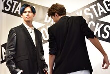 「NYLON」誌面に掲載されるカットを再現するカイとユーキ。