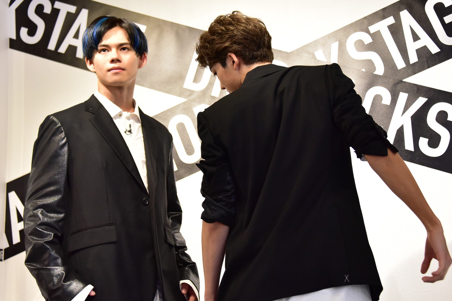 「NYLON」誌面に掲載されるカットを再現するカイとユーキ。