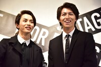 タクヤ（左）が施したメイクについて笑顔でコメントするタカシ（右）。