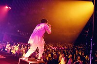 ハンドマイクで歌う片岡健太（Vo, G）。（撮影：後藤壮太郎）