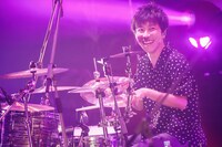 荒井智之（Dr, Cho）（撮影：後藤壮太郎）