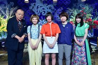 左から番組MCの笑福亭鶴瓶、SHISHAMOの松岡彩（B）、宮崎朝子（Vo, G）、吉川美冴貴（Dr）、番組サブMCの川栄李奈。 (c)TBS