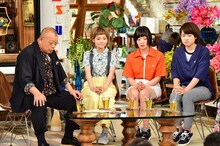 左から番組MCの笑福亭鶴瓶、SHISHAMOの松岡彩（B）、宮崎朝子（Vo, G）、吉川美冴貴（Dr）。 (c)TBS