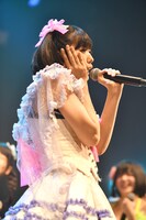 虹コンの衣装で登場した夢眠ねむ（でんぱ組.inc）。