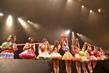 テープカットで晴れて5年目に突入した虹のコンキスタドール。