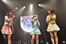 古川未鈴（左）のコメントに思わず涙する根本凪（中央）と鹿目凛（右）。