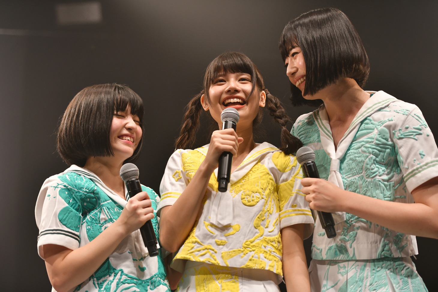 広いステージで身を寄せ合う根本凪、鹿目凛、夢眠ねむ（左から）。