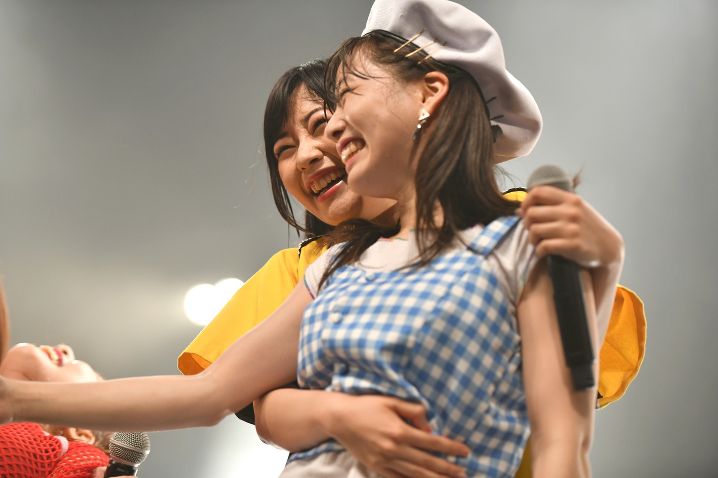 笑顔で抱き合う十束おとは（左）と奥津マリリ。