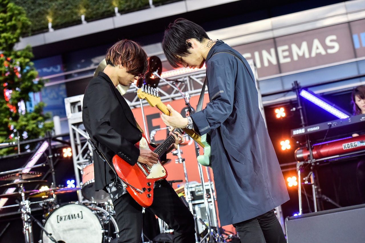 左から川上洋平（Vo, G / [ALEXANDROS]）、白井眞輝（G / [ALEXANDROS