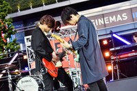 左から川上洋平（Vo, G / [ALEXANDROS]）、白井眞輝（G / [ALEXANDROS]）。