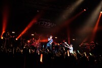 オーイシマサヨシとPENGUIN RESEARCHによるコラボの様子。（撮影：曽我美芽）