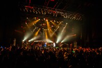 オーイシマサヨシとPENGUIN RESEARCHによるコラボの様子。（撮影：曽我美芽）