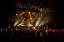 オーイシマサヨシとPENGUIN RESEARCHによるコラボの様子。（撮影：曽我美芽）