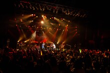 オーイシマサヨシとPENGUIN RESEARCHによるコラボの様子。（撮影：曽我美芽）