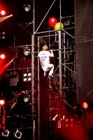 サーモンラダーに挑戦する樽美酒研二（Doramu）。（撮影：菅沼剛弘）