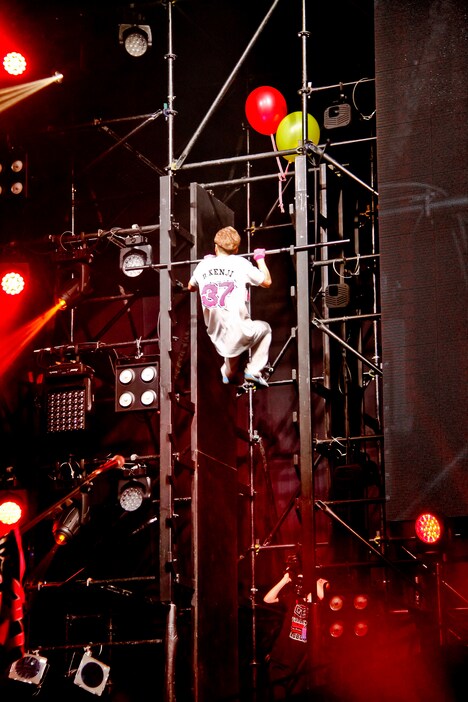 サーモンラダーに挑戦する樽美酒研二（Doramu）。（撮影：菅沼剛弘）