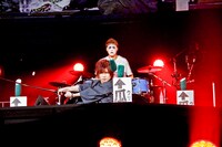 ファイナル公演が売り切れなかったことを嘆き、“瓜”を“切る”鬼龍院翔（Vo-karu）。（撮影：菅沼剛弘）