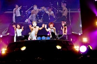 ゴールデンボンバー（撮影：菅沼剛弘）