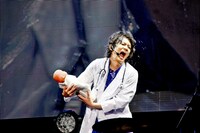 白衣で登場した喜矢武豊（Gita-）。（撮影：菅沼剛弘）