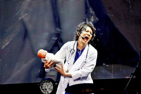 白衣で登場した喜矢武豊（Gita-）。（撮影：菅沼剛弘）