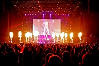 「ゴールデンボンバー全国ツアー2018『ロボヒップ』」ツアーファイナル公演の様子。（撮影：菅沼剛弘）