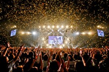 「ゴールデンボンバー全国ツアー2018『ロボヒップ』」ツアーファイナル公演の様子。（撮影：菅沼剛弘）