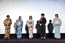 「皆さん美しいですけど、一番かわいいのは監督」と熱弁する星野源（右から2番目）。