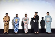 「皆さん美しいですけど、一番かわいいのは監督」と熱弁する星野源(右から2番目)。