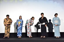 「君もそう思うだろ？」と観客に尋ねる星野源（右から2番目）。