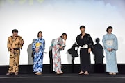 「君もそう思うだろ?」と観客に尋ねる星野源(右から2番目)。