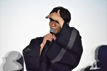 赤ちゃんを探す星野源。