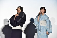 赤ちゃんを探す星野源と、赤ちゃんを見つめる麻生久美子。