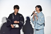 麻生久美子(右)のエピソードに笑う星野源(左)。