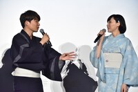 「それは困りますね……」と麻生久美子に共感する星野源（左）。