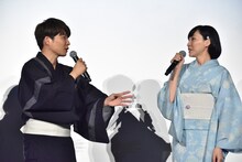 「それは困りますね……」と麻生久美子に共感する星野源（左）。