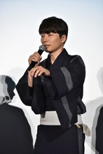 押し入れを開ける仕草をする星野源。