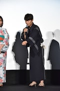 流しの下の棚を開ける仕草をする星野源。