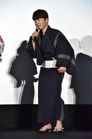 家の中を走る様子を再現する星野源。