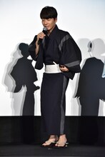 アップライトピアノへと向かって走る様子を再現する星野源。