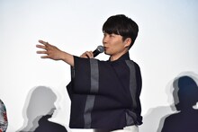 両親との思い出を語る星野源。