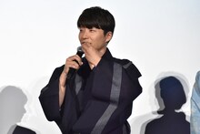 お菓子を「ムシャー」と食べる仕草をする星野源。