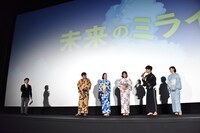 森圭介アナウンサー（左端）に「森さんはもう……」と話しかける星野源（右から2番目）。